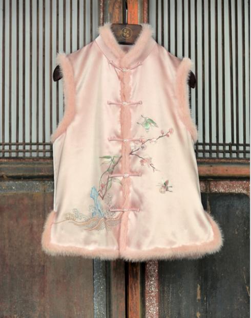 盛唐牡丹大师系列-卢梅红 | 粉黛重缎真丝水貂手绣棉马甲 商品图0