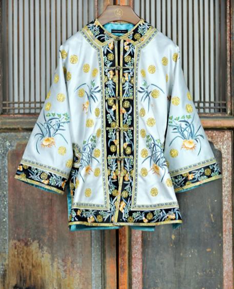 盛唐牡丹大师系列-王小潇 | 水仙寿字月白底手绣吉服 商品图0