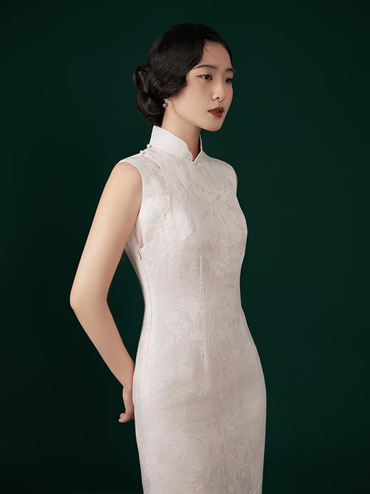 荷言GL 晴柔 织银暗纹提花无袖粉色旗袍手工钉珠花瓣领过肩扣设计 商品图4