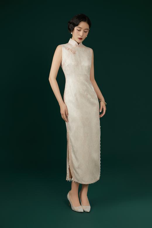 荷言HEYEN 南枝 水仙暗纹织金桑蚕丝粉色无袖旗袍手工桃花盘扣 商品图0