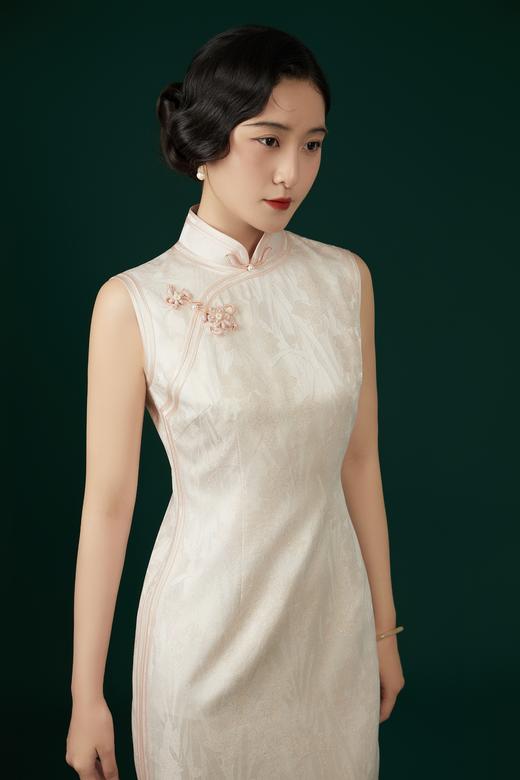 荷言HEYEN 南枝 水仙暗纹织金桑蚕丝粉色无袖旗袍手工桃花盘扣 商品图3