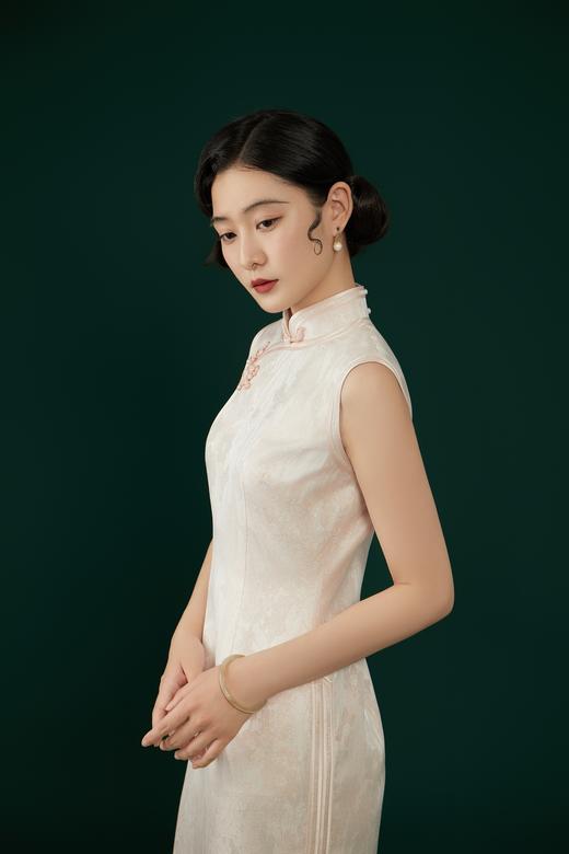 荷言HEYEN 南枝 水仙暗纹织金桑蚕丝粉色无袖旗袍手工桃花盘扣 商品图4