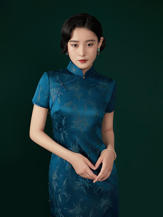 荷言HEYEN 傲竹 桑蚕丝雨打寒竹织金正绢蓝色旗袍手工一字钻扣高定系列 商品图1
