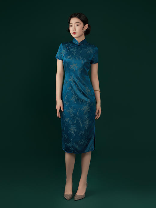 荷言HEYEN 傲竹 桑蚕丝雨打寒竹织金正绢蓝色旗袍手工一字钻扣高定系列 商品图2