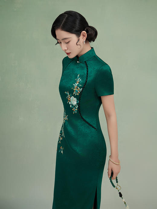 荷言HEYEN 鹤眠 牡丹暗纹提花缎山茶花手工刺绣旗袍 拼接真丝欧根纱绿水晶高级定制 商品图2