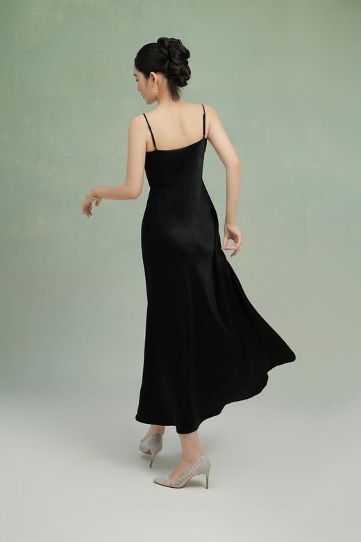 荷言GL 明川 A摆暗纹醋酸提花黑色吊带裙修身显瘦清凉舒适 商品图2