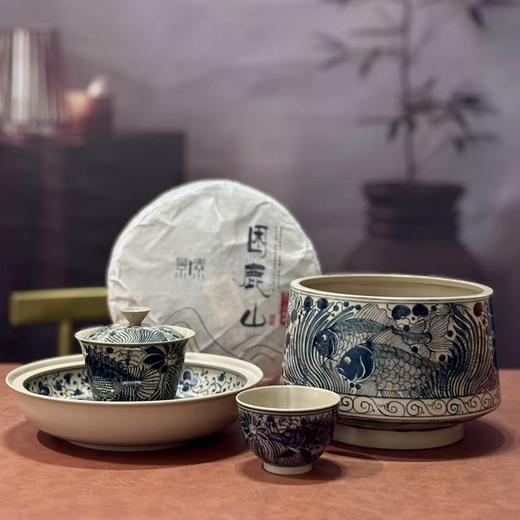 鱼藻纹马蹄盖碗+鱼藻纹茶海+鱼藻纹杯+鱼藻纹壶承+困鹿山357克 商品图0
