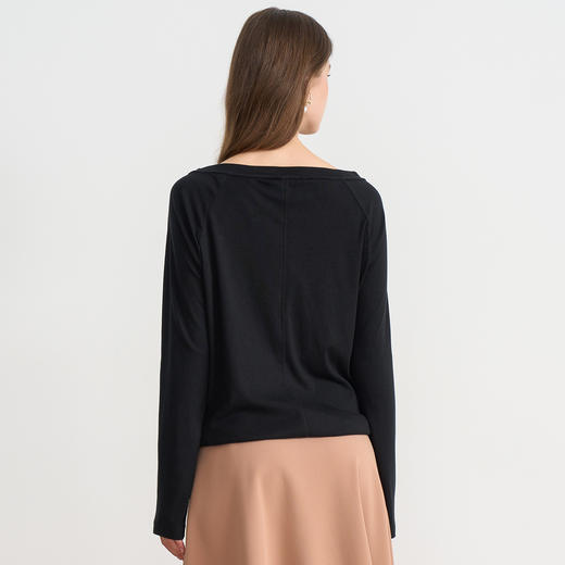 同款下架-EITIE爱特爱简约黑色慵懒宽松一字领莱赛尔长袖T恤衫秋季新款小上衣C2513820 商品图4