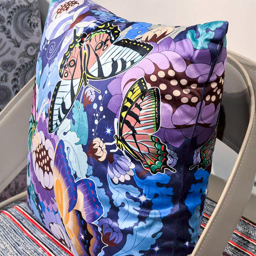 蝴蝶花卉纹浅蓝色抱枕 商品图1