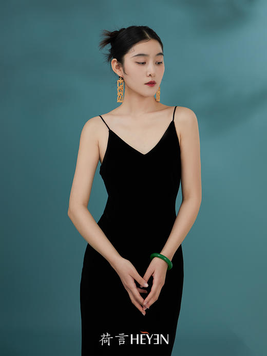 荷言GL 软墨绒 真丝丝绒黑色斜裁吊带裙秋冬季 商品图3