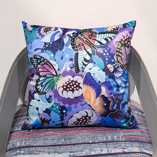 蝴蝶花卉纹浅蓝色抱枕 商品图0