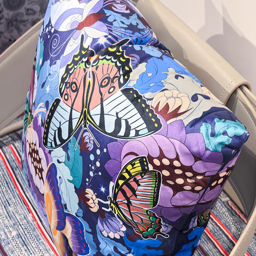 蝴蝶花卉纹浅蓝色抱枕 商品图2