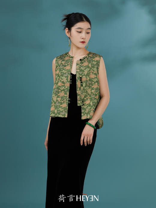 荷言HEYEN 翡冷翠 蝴蝶牡丹八仙纹非遗蜀锦新中式马甲拼接真丝丝绒 手工缠金线一字扣高定系列 商品图3