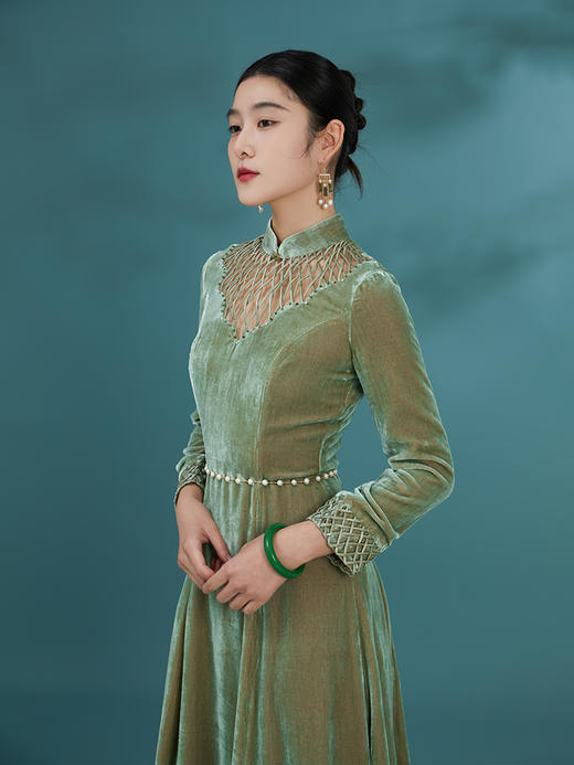 荷言HEYEN绿烟清辉 绿色编织真丝丝绒改良旗袍裙手工高级定制时装周 商品图5