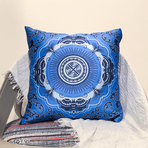 蓝色蜡染蝴蝶卷草纹抱枕 商品图0