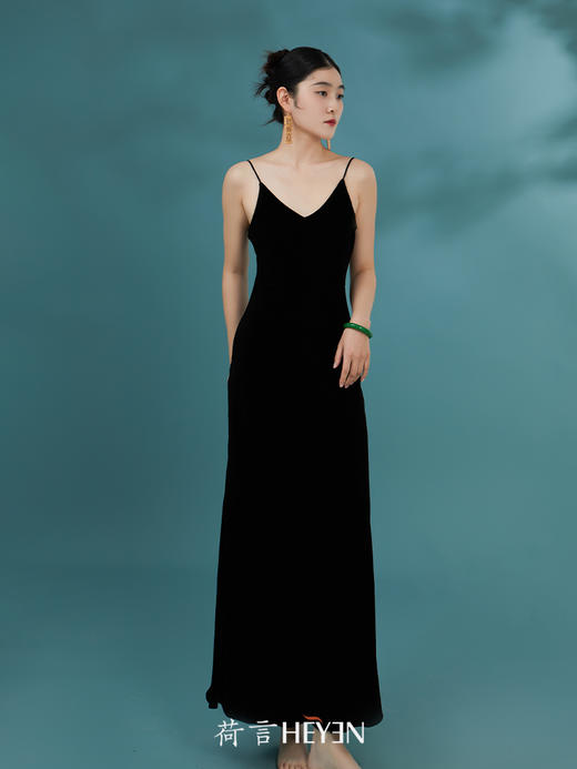 荷言GL 软墨绒 真丝丝绒黑色斜裁吊带裙秋冬季 商品图1