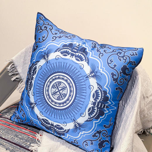 蓝色蜡染蝴蝶卷草纹抱枕 商品图1