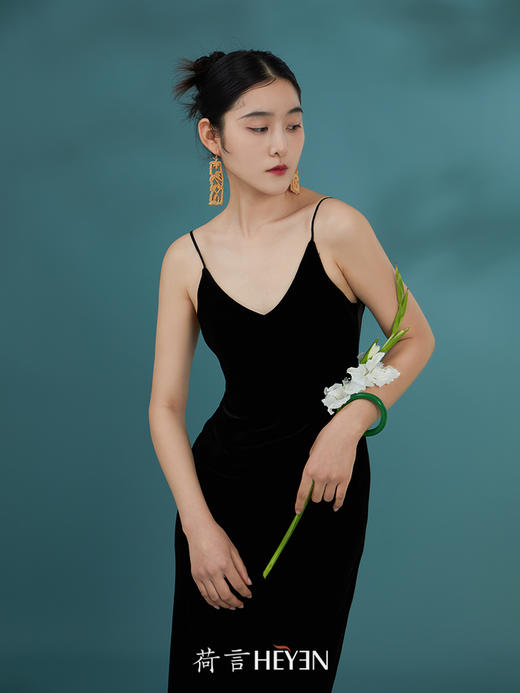 荷言GL 软墨绒 真丝丝绒黑色斜裁吊带裙秋冬季 商品图0