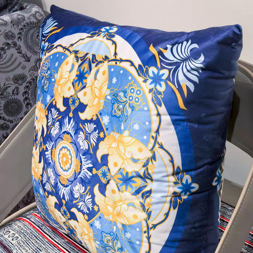 蝴蝶环花抱枕 商品图1