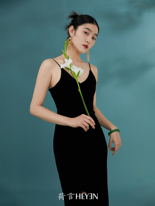 荷言GL 软墨绒 真丝丝绒黑色斜裁吊带裙秋冬季 商品图2