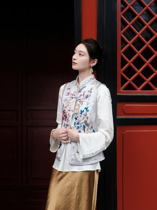 盛唐牡丹大师系列 | 富贵长寿真丝手绣棉背心 (盛唐牡丹与非遗传承人王小潇联名系列) 商品图1