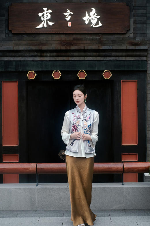 盛唐牡丹大师系列 | 富贵长寿真丝手绣棉背心 (盛唐牡丹与非遗传承人王小潇联名系列) 商品图0