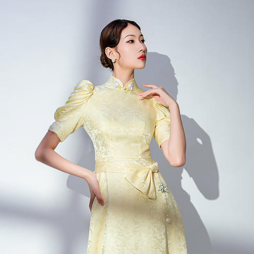 荷言HEYEN 玉人新妆【明星同款】时装周秀场款 鹅黄色真丝混纺梅花织金提花缎+“双兔捧月”造型非遗盘扣+复古泡泡袖+裙身非遗重工苏绣设计”儿童 商品图3