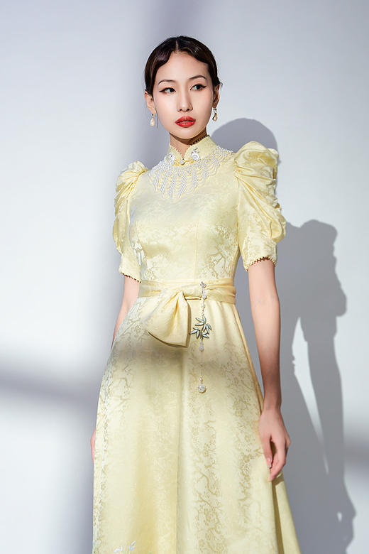 荷言HEYEN 玉人新妆【明星同款】时装周秀场款 鹅黄色真丝混纺梅花织金提花缎+“双兔捧月”造型非遗盘扣+复古泡泡袖+裙身非遗重工苏绣设计”儿童 商品图1