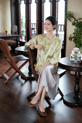 大师系列| 重缎真丝手绣偏襟外套-浅绿