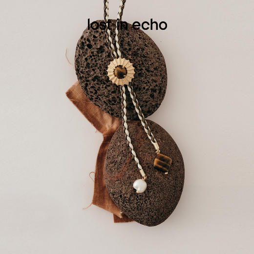 送女友lost in echo2025早秋新款异域可调节皮绳编织长项链毛衣链 商品图0