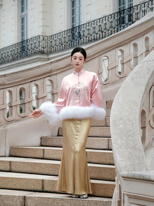 盛唐牡丹大师系列-卢梅红 | 羽裳真丝团纹手绣狐狸毛棉外套 商品图3