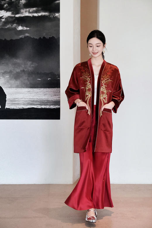 东方境X郭培| 花束刺绣拼丝绒长外套-红色 商品图1