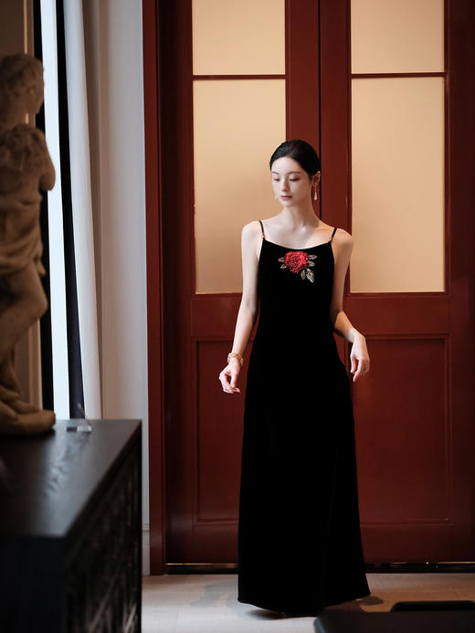 盛唐婧| 重磅真丝绒玫瑰花珠绣修身吊带裙 商品图7
