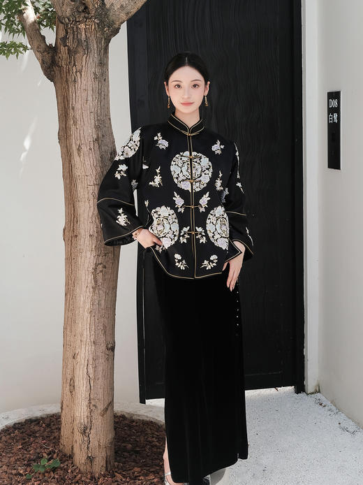 大师系列| 黑色重缎真丝手绣团花夹棉外套 商品图0