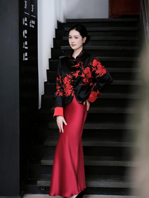 盛唐婧| 新中式重磅三醋酸刺绣正肩小外套 商品图0