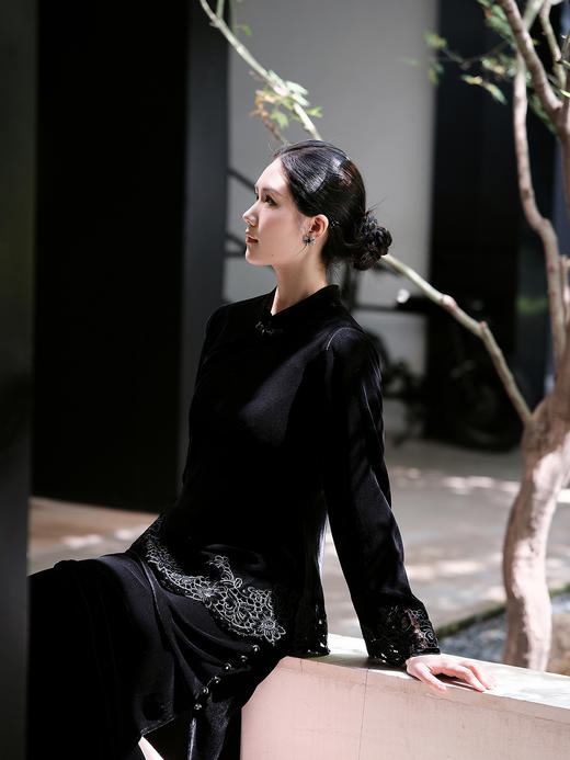 盛唐婧| 重磅真丝绒圆领绣花镂空上衣 商品图0