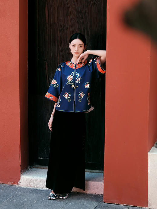 盛唐牡丹大师系列 | 重缎真丝手绣对襟短褂 (盛唐牡丹与非遗传承人王小潇联名系列) 商品图6