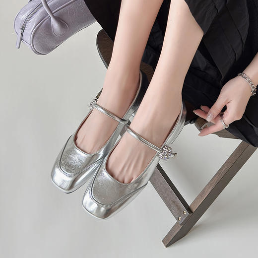 Safiya/索菲娅2025法式方头钻扣时尚低跟浅口银色玛丽珍单鞋SFD3111416 商品图0