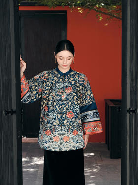 下架|盛唐牡丹大师系列 | 满打籽双挽袖冰裂梅花纹手绣吉服外套(盛唐牡丹与非遗传承人王小潇联名作品)