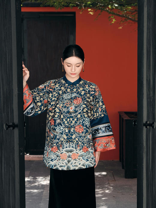 下架|盛唐牡丹大师系列 | 满打籽双挽袖冰裂梅花纹手绣吉服外套(盛唐牡丹与非遗传承人王小潇联名作品) 商品图0