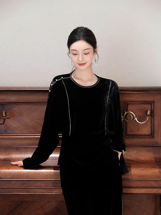 盛唐婧| 重磅真丝绒落肩轻奢设计款上衣 商品图0