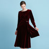 EITIE爱特爱气质圆领收腰显瘦酒红色丝绒长袖连衣裙秋季新款C2507802 商品缩略图2