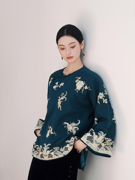 大师系列| 青色重缎真丝手绣蝴蝶牡丹江水纹夹棉偏襟外套 商品图0