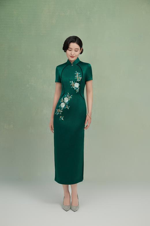 荷言HEYEN 鹤眠 牡丹暗纹提花缎山茶花手工刺绣旗袍 拼接真丝欧根纱绿水晶高级定制 商品图1