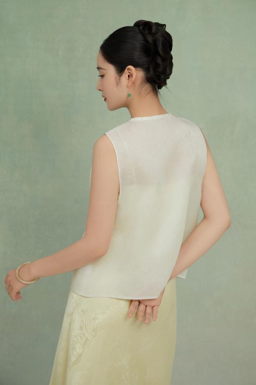 荷言GL 初夏 桑蚕丝牡丹暗纹圆领新中式白色马甲顺滑宽松显瘦压褶设计 商品图1