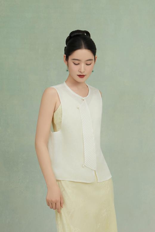 荷言GL 初夏 桑蚕丝牡丹暗纹圆领新中式白色马甲顺滑宽松显瘦压褶设计 商品图0