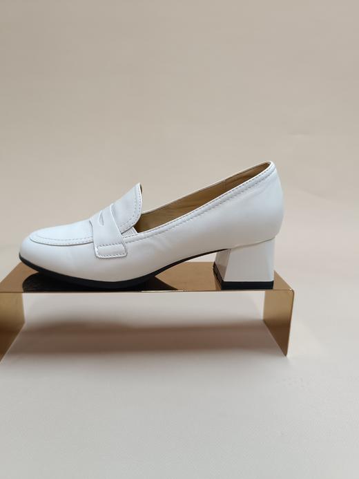 西村名物2025年秋季新款舒软原皮中跟防滑粗跟百搭深口单鞋乐福鞋X25CM30181 商品图5