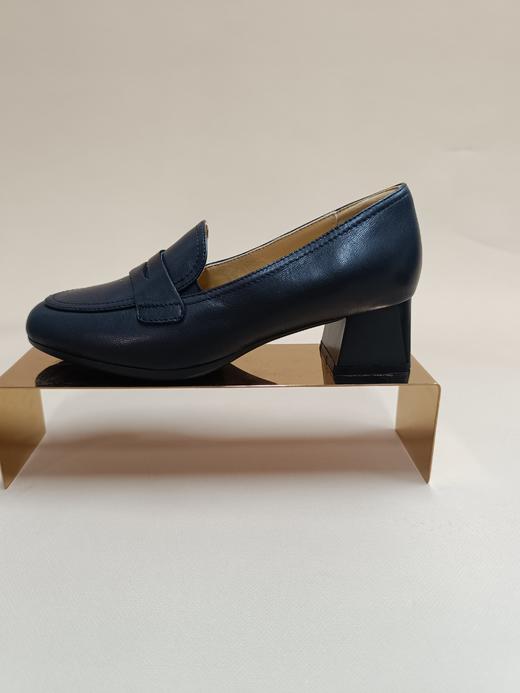 西村名物2025年秋季新款舒软原皮中跟防滑粗跟百搭深口单鞋乐福鞋X25CM30181 商品图4