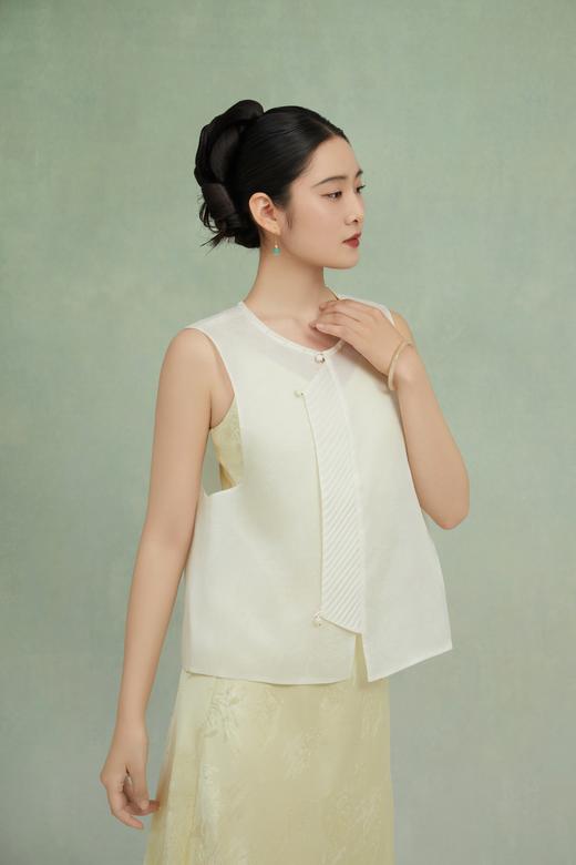 荷言GL 初夏 桑蚕丝牡丹暗纹圆领新中式白色马甲顺滑宽松显瘦压褶设计 商品图2