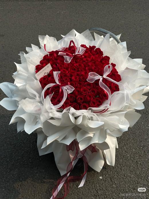 女神66只红玫瑰花束 商品图7